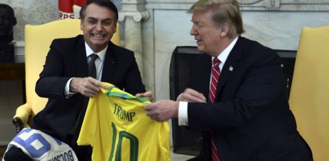 Bolsonaro e Trump em encontro na Casa Branca: exemplos do avanço do populismo autoritário nas democracias do mundo ocidental (Foto: Brendan Smialowsk / AFP /19/03/2019)