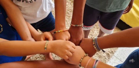 Meninos e meninas em situação de adoção durante oficina do Aconchego: sem preconceito na busca de uma nova família (Foto: Aconchego/Divulgação)