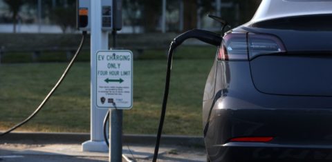 Carro elétrico sendo recarregado em San Francisco, Califórnia: eletrificação da frota é desafio para EUA (Foto: Justin Sullivan / AFP - 09/03/2022)