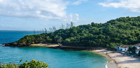 Praia de Caravelas, em Armação de Búzios: projeto tramitando em regime de urgência permite privatização das praias por empreendimentos turísticos (Foto: Prefeitura de Búzios)