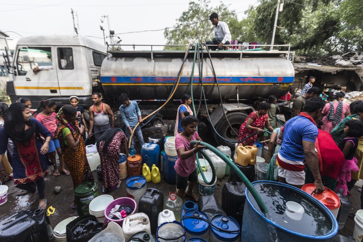 Moradores disputam água de caminhão pipa em dia de calor extremo em Nova Delhi: Índia e Paquistão enfrentam recordes de calor e temperatura pode alcançar 50 graus (Foto: Xavier Galiana / AFP - 03/05/2022)