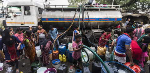 Moradores disputam água de caminhão pipa em dia de calor extremo em Nova Delhi: Índia e Paquistão enfrentam recordes de calor e temperatura pode alcançar 50 graus (Foto: Xavier Galiana / AFP - 03/05/2022)