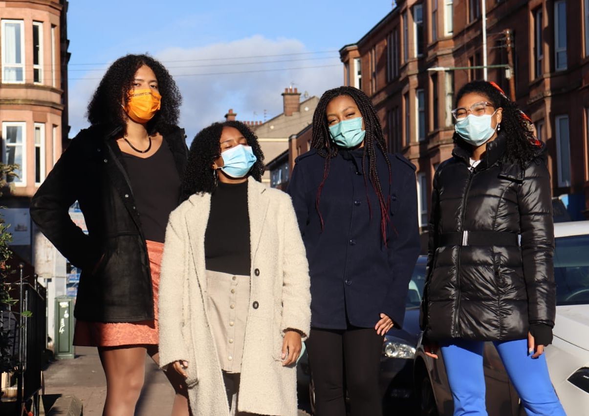 Vitória com outras jovens ativistas negras em Glasgow: trabalho na ONU junto a crianças e adolescentes de comunidades sustentáveis (Foto: Acervo Pessoal / Amazônia Real)