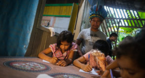 Uma aldeia sem escola indígena no Amazonas