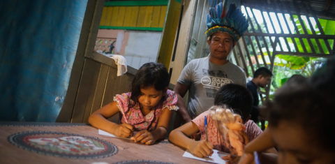 O professor Sérgio Campos, do povo Tukano, único educador da Aldeia Beija-Flor: aulas em salas improvisadas depois de fechamento de escola (Foto: Alberto Cesar Araújo)