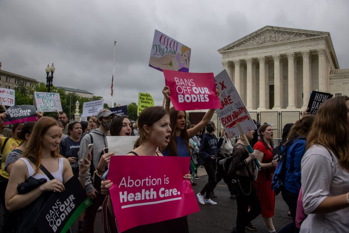 Manifestantes em defesa do aborto "legal e seguro" em frente à Suprema Corte dos EUA, em Washington: se Judiciário mudar entendimento, 26 estados podem banir aborto (Foto: Bryan Olin Dozier / NurPhoto / AFP -14/05/2022)