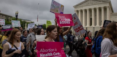 Manifestantes em defesa do aborto "legal e seguro" em frente à Suprema Corte dos EUA, em Washington: se Judiciário mudar entendimento, 26 estados podem banir aborto (Foto: Bryan Olin Dozier / NurPhoto / AFP -14/05/2022)