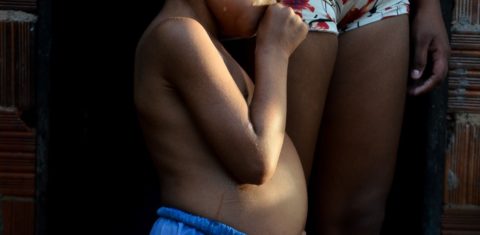 amile com o filho, Mateus, em comunidade pobre de Trairi: vítima de abuso sexual, crime frequente na cidade (Foto: João Paulo Guimarães)