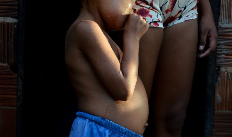 amile com o filho, Mateus, em comunidade pobre de Trairi: vítima de abuso sexual, crime frequente na cidade (Foto: João Paulo Guimarães)