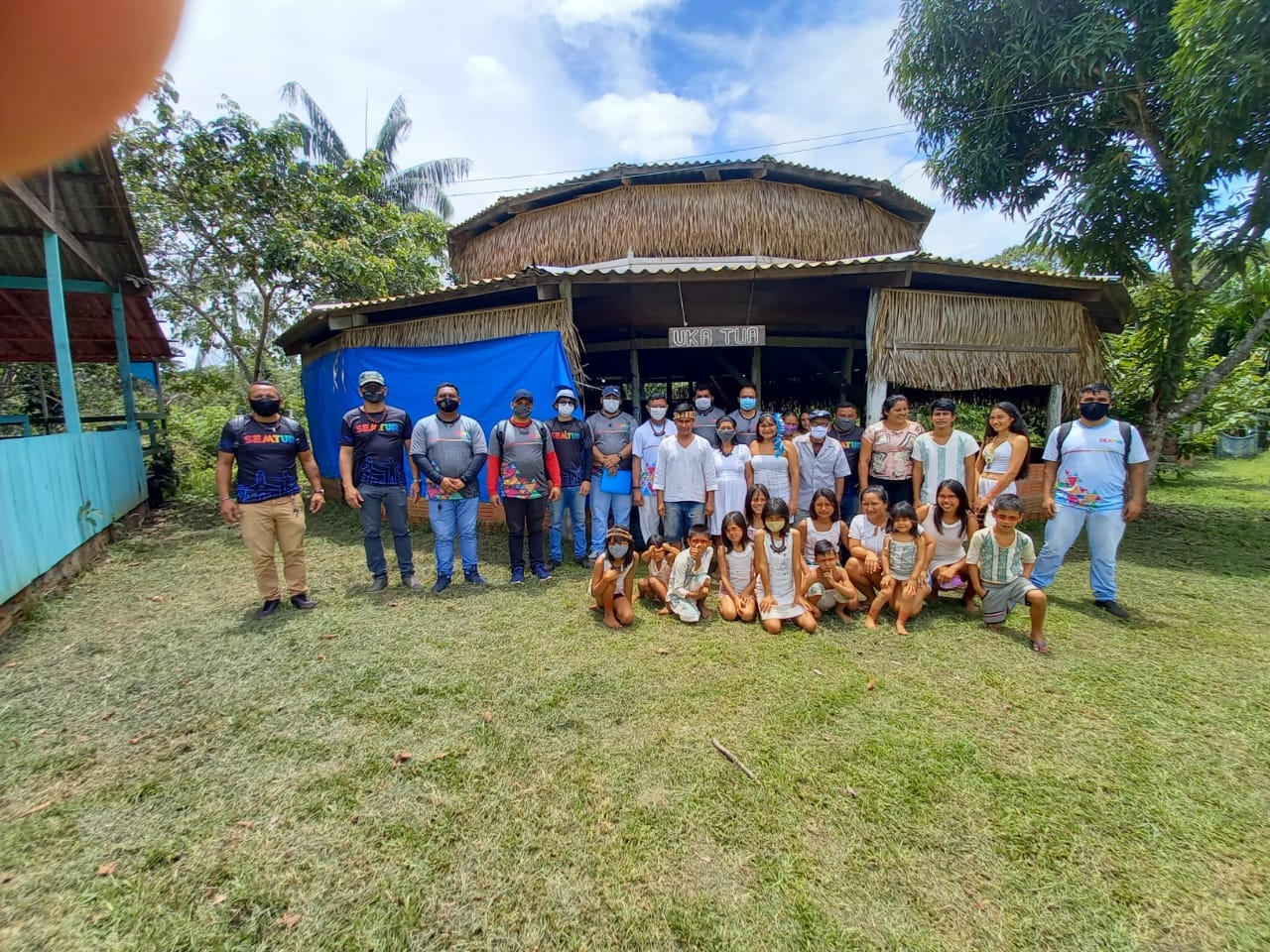Escola Indígena Tururukari-uka, a 88 quilômetros de Manus, tem 15 alunos de ensino fundamental (Foto: Reprodução Facebook)