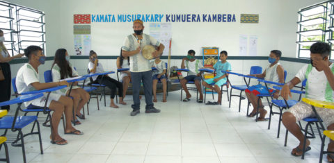 O professor Raimundo Kambeba com alunos da Escola Municipal Indígena Kanata T-Ykua: desafio de adequar currículo de ensino indígena às características de cada povo (Foto: João Viana / Semed / Amazônia Real)