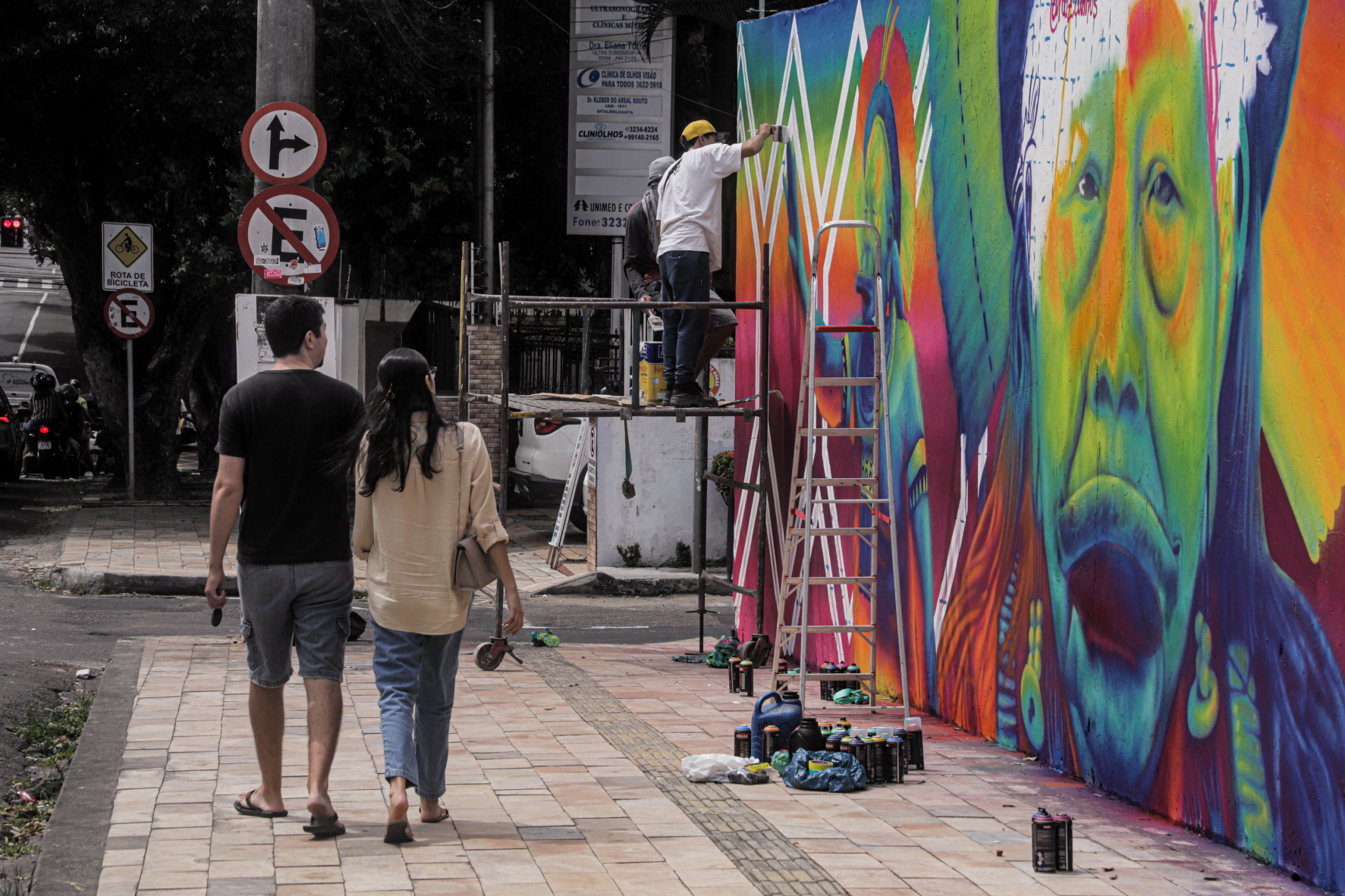 Grafiteiros pintam mural em homenagem a Raoni em Manaus: jovens artistas ativistas se mobilizaram para celebrar símbolo da luta em defesa dos indígenas e da floresta (Foto: Janderson Manauara)