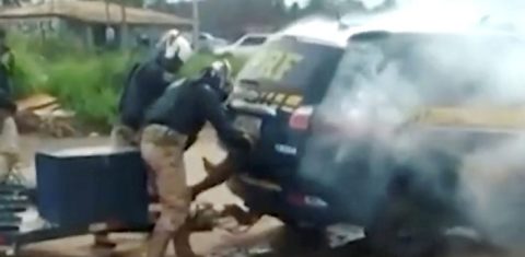 Agentes da PRF prendem Genivaldo no veículo após atirar bomba de gás: disciplina de Direitos Humanos foi retirada do currículo de formação dos policiais da corporação (Foto: Reprodução)