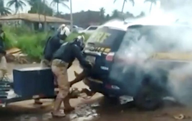 Agentes da PRF prendem Genivaldo no veículo após atirar bomba de gás: disciplina de Direitos Humanos foi retirada do currículo de formação dos policiais da corporação (Foto: Reprodução)