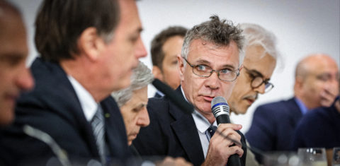 O jornalista Dom Phillps com o microfone, em entrevista do presidente Jair Bolsonaro, com correspondentes estrangeiros: Polícia Federal e Marinha demoram mas entram na busca a repórter e indigenistas desaparecidos na Amazônia (Foto: Foto: Marcos Corrêa/PR - 19/07/2019)
