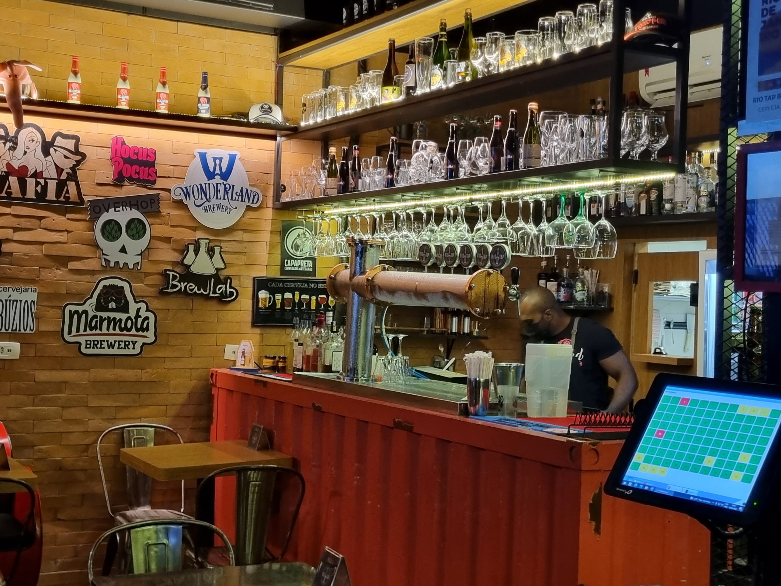 Rio Tap Beer House na Travessa dos Tamoios: cardápio com mais de 100 rótulos de cerveja (Foto: Oscar Valporto)