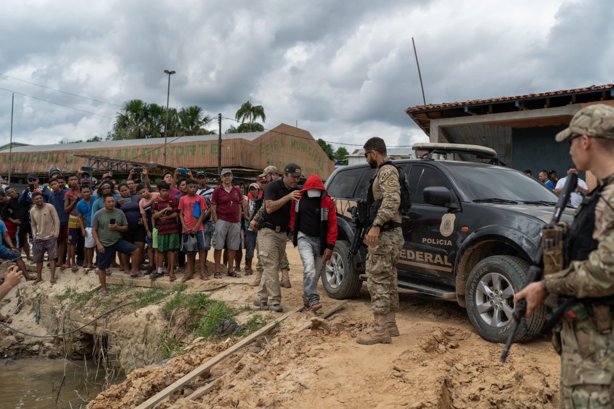 Policiais levam preso para mostrar local do assassinato de indigenista e jornalista: indígenas apontam envolvimento de quadrilha (Foto: Avener Prado/Agência Pública)