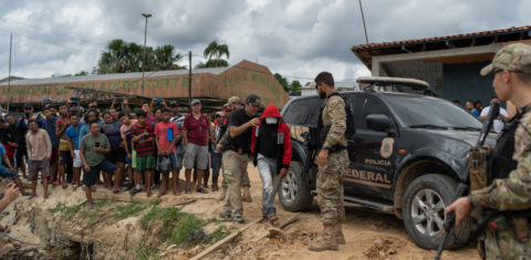 Policiais levam preso para mostrar local do assassinato de indigenista e jornalista: indígenas apontam envolvimento de quadrilha (Foto: Avener Prado/Agência Pública)
