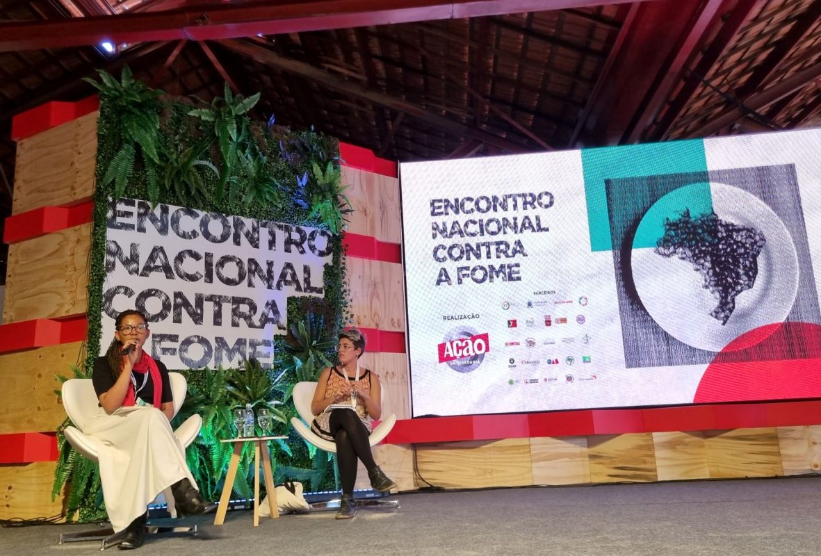 Selma Glória (ao microfone), do MOC do Semiárido da Bahia, e Luna Arouca, da Redes da Maré, no debate: no campo ou na cidade, a cara da fome é uma mulher negra (Foto: Oscar Valporto)