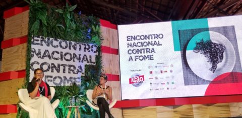 Selma Glória (ao microfone), do MOC do Semiárido da Bahia, e Luna Arouca, da Redes da Maré, no debate: no campo ou na cidade, a cara da fome é uma mulher negra (Foto: Oscar Valporto)