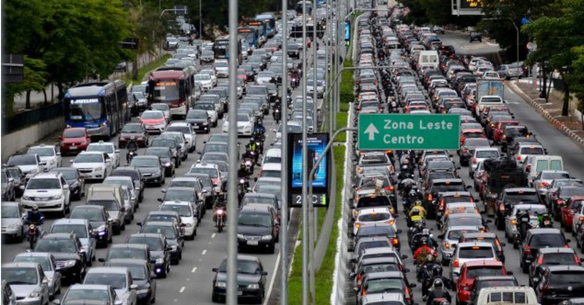 Engarrafamento na capital paulista: transporte é o maior responsável pela emissão de gases de efeito estufa nas cidades brasileiras (Foto: Prefeitura de São Paulo)