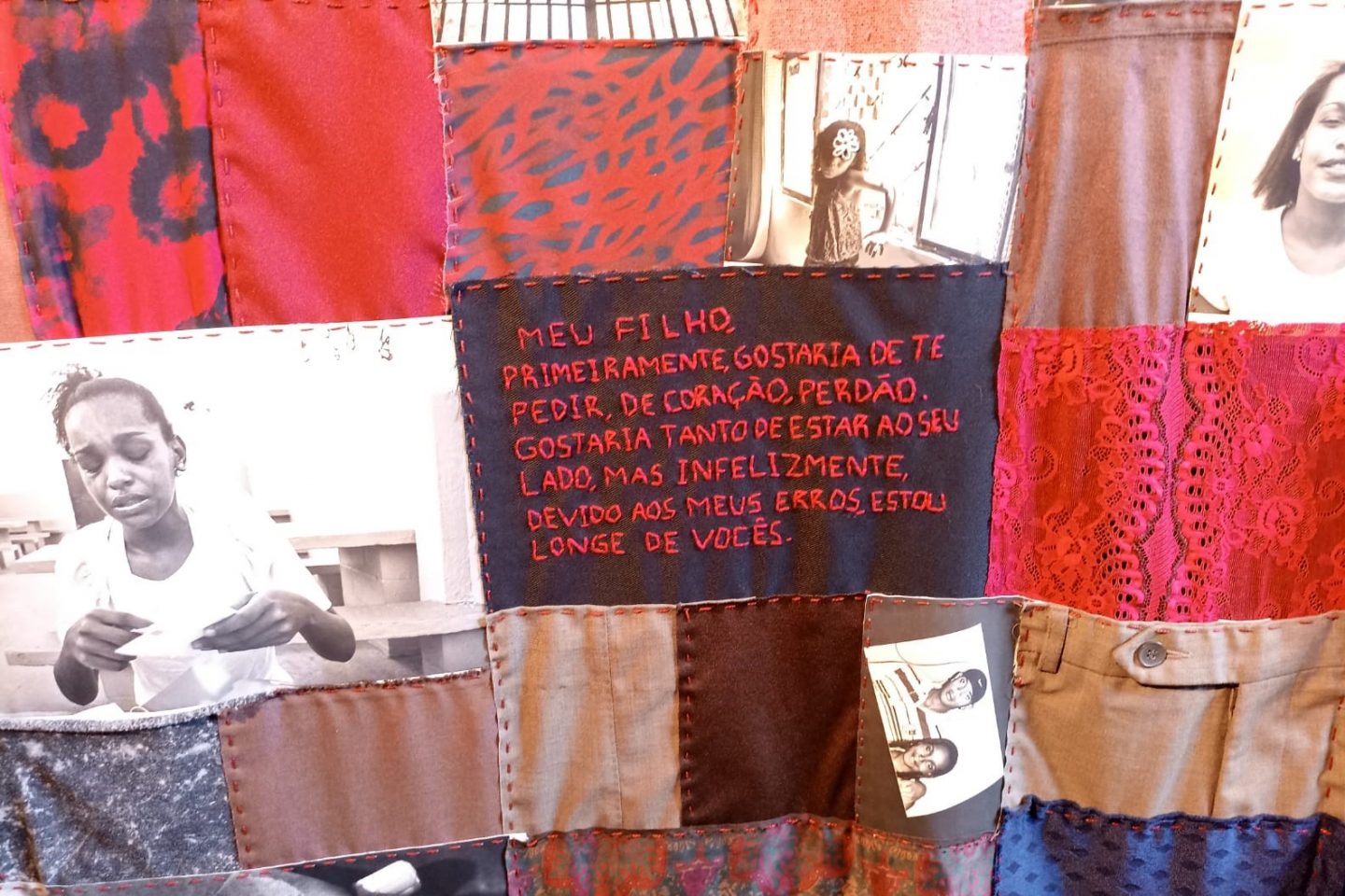 Costura de fotos, cartas, retalhos e bordados em exposição sobre o livro Ausência: correspondência fotográfica para aproximar mulheres presas de seus filhos (Foto: Luiza Sansão)