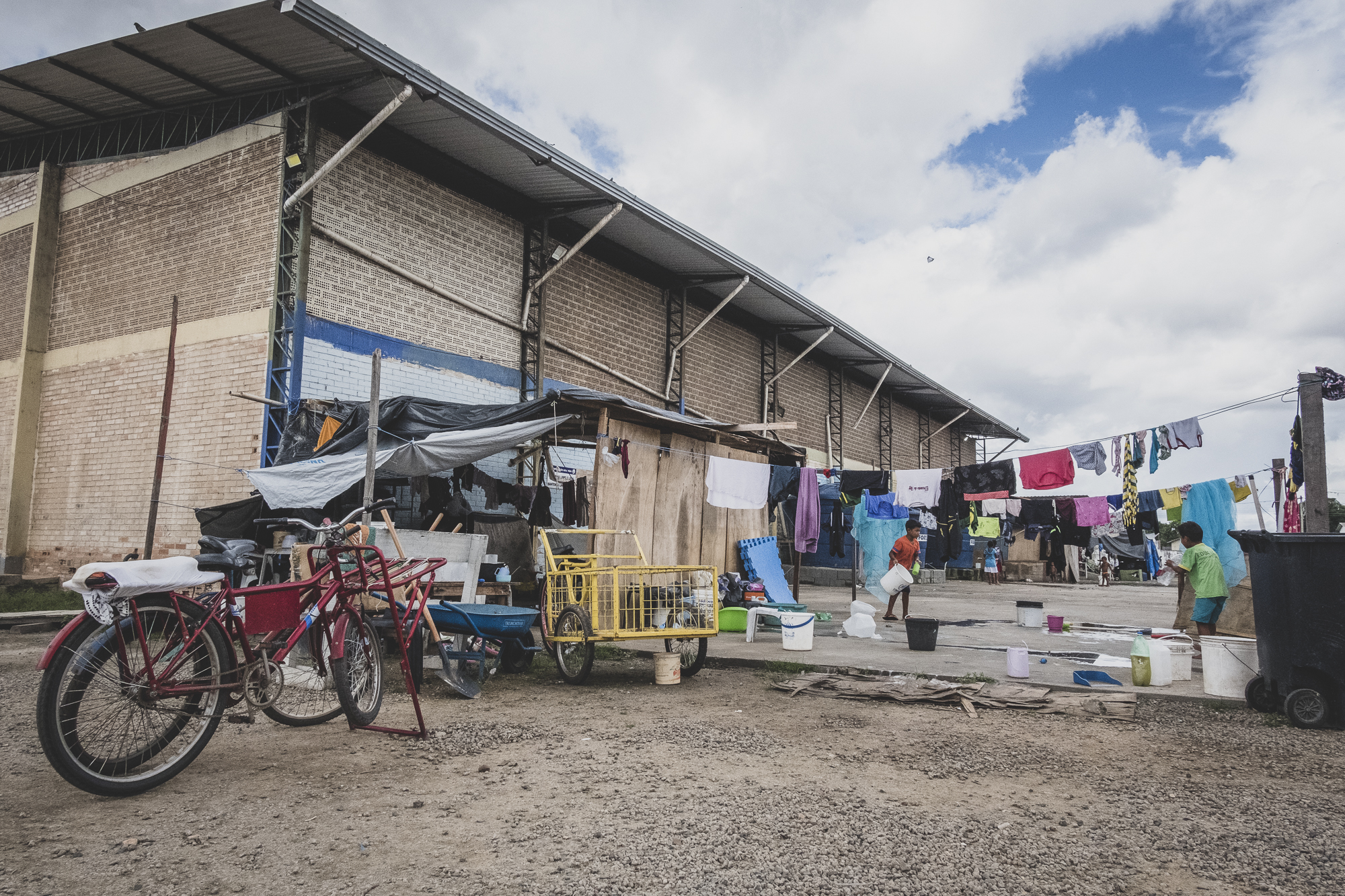Cerca de 300 indígenas ainda vivem no antigo abrigo Pintolândia: temor de despejo em Boa Vista após Exército retirar serviços para refugiados (Foto: Leonardo Milano)
