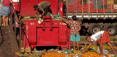 Moradores de Belém buscam no lixo sobras de comida após feira livre: fome faz parte dos retrocessos do Brasil para o desenvolvimento sustentável (Foto: Raimundo Pacco / AFP - 04/11/21)