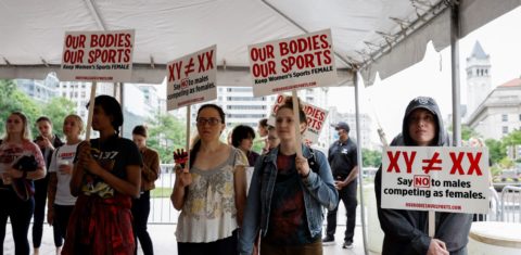 Atletas e ex-atletas fazem manifestação contra a participação de mulheres trans no esporte feminino:, alvos de federações esportivas internacionais e governos estaduais nos EUA (Foto: Anna Moneymaker / Getty Images / AFP -23/06/2022)