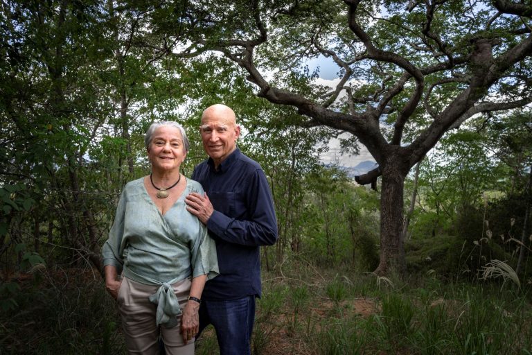 Lélia e Sebastião Salgado na RPPN Fazenda Bulcão, sede do Instituto Terra: apoio para aumentar número de nascentes recuperadas e ampliar área para projeto de biodiversidade no Vale do Rio Doce (Foto: Philippe Petit / Divulgação)