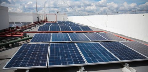 Painel solar em prédio do governo em Brasília: estamos vendo uma crise energética global à medida que os preços dos combustíveis fósseis aumentam", diz especialista (José Cruz/Agência Brasil - 17/11/2019 )