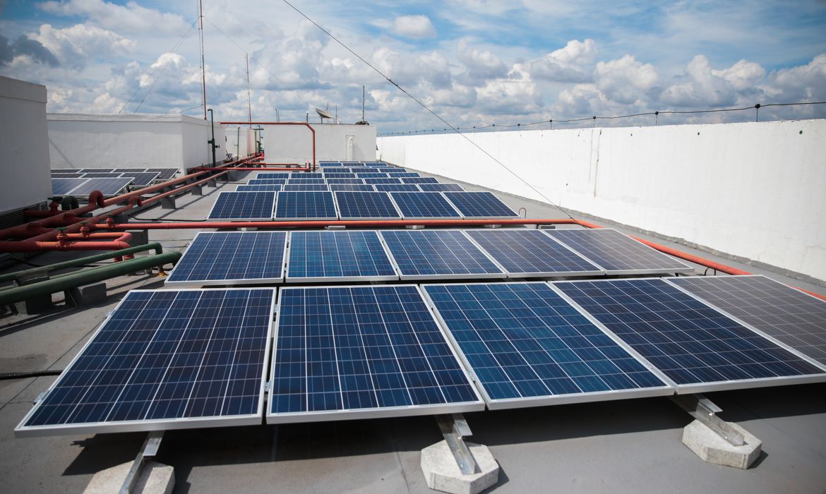 Painel solar em prédio do governo em Brasília: estamos vendo uma crise energética global à medida que os preços dos combustíveis fósseis aumentam", diz especialista (José Cruz/Agência Brasil - 17/11/2019 )