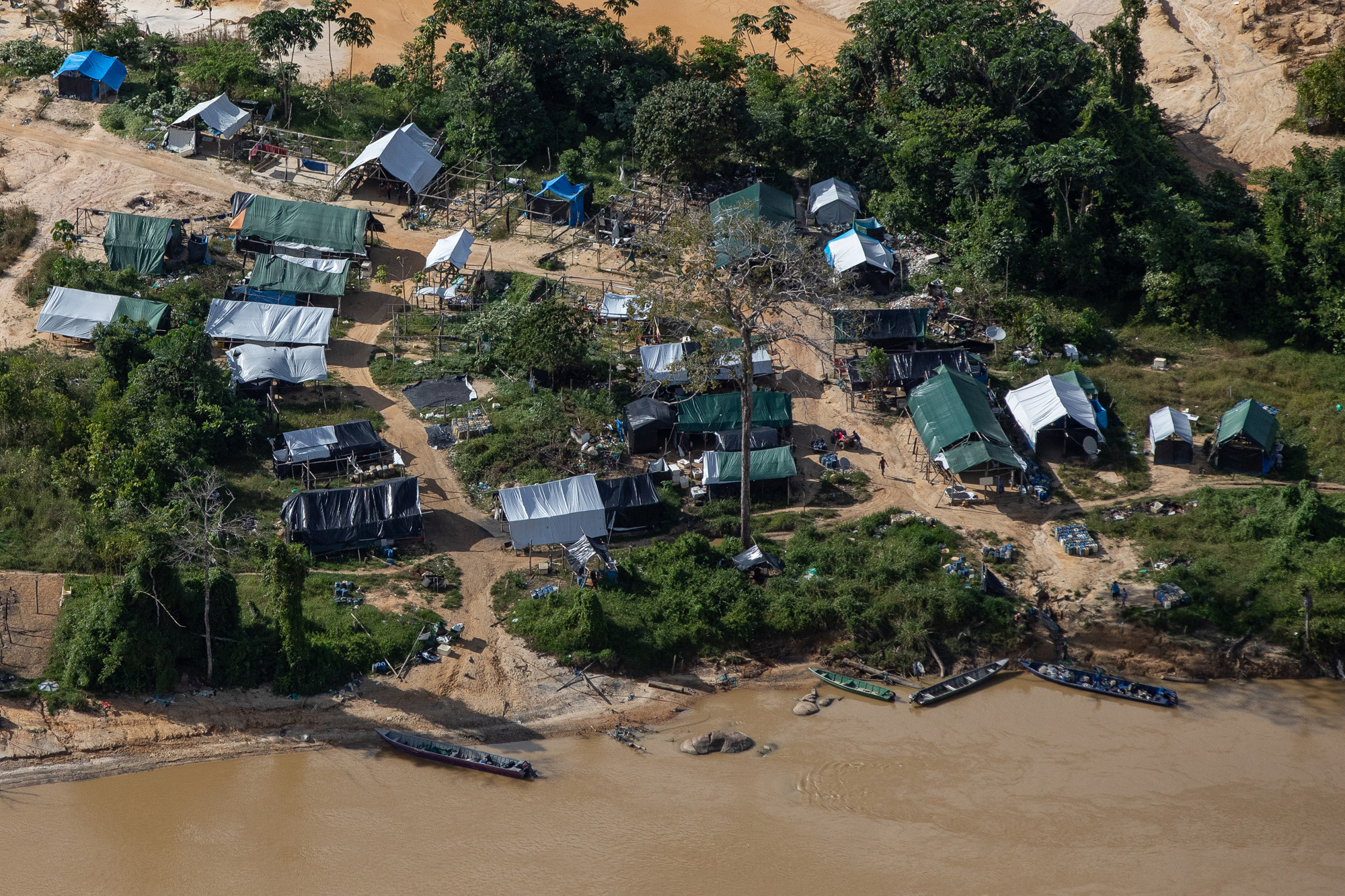 Área de garimpo às margens do Rio Uraricoera, dentro da Terra Indígena Yanomami, em Roraima: aliciamento para trabalho em condições degradantes (Foto: Bruno Kelly/Amazônia Real)