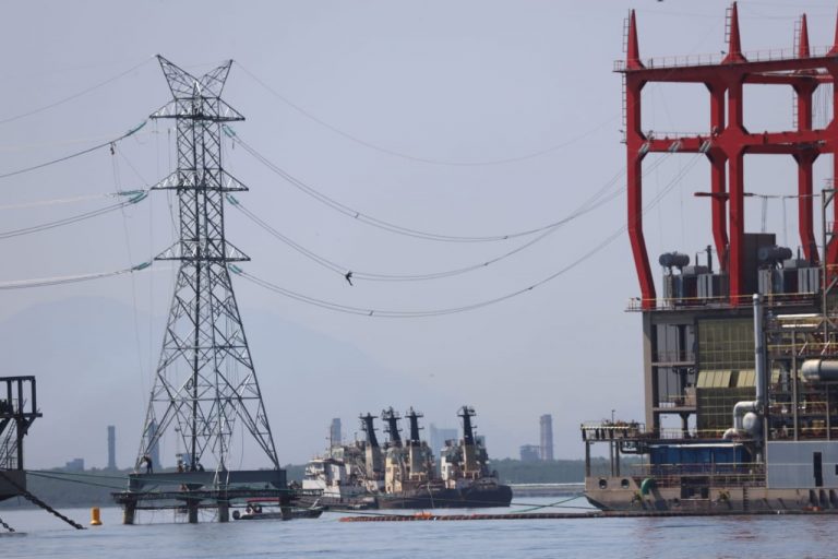 Termelétricas flutuantes na Baía de Sepetiba: pesadelo ambiental suspenso pela Justiça, pelo menos, temporariamente (Foto: Sara Ribeiro/Instituto Arayara)