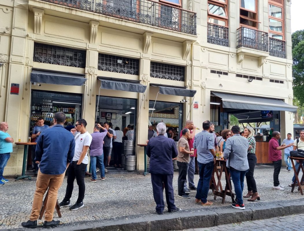 O Café Gaúcho, a calçada e o balcão: inspiração para formas de reviver no Centro do Rio (Foto: Oscar Valporto)