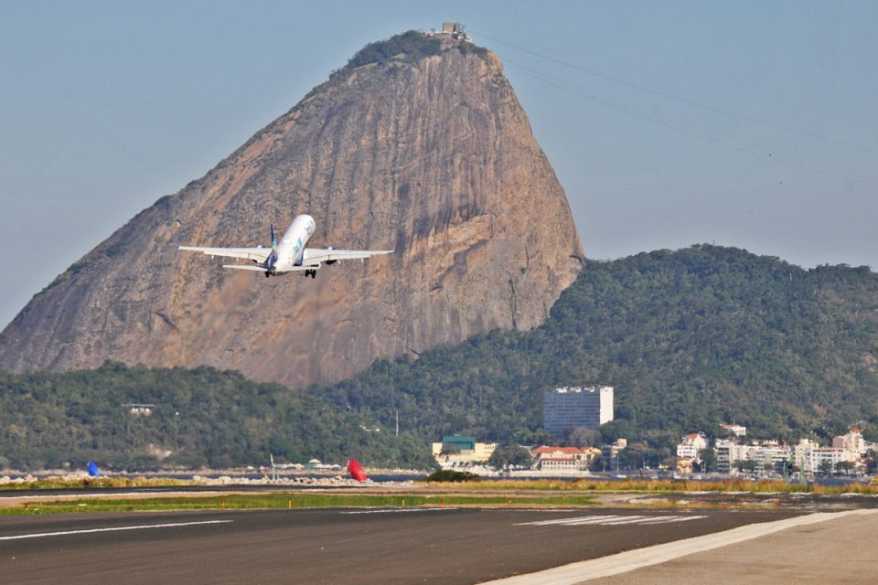 O avião, o Santos Dumont e o Pão de Açúcar: onda de (ex) favelado no Flamengo (Foto: Infraero / Divulgação)