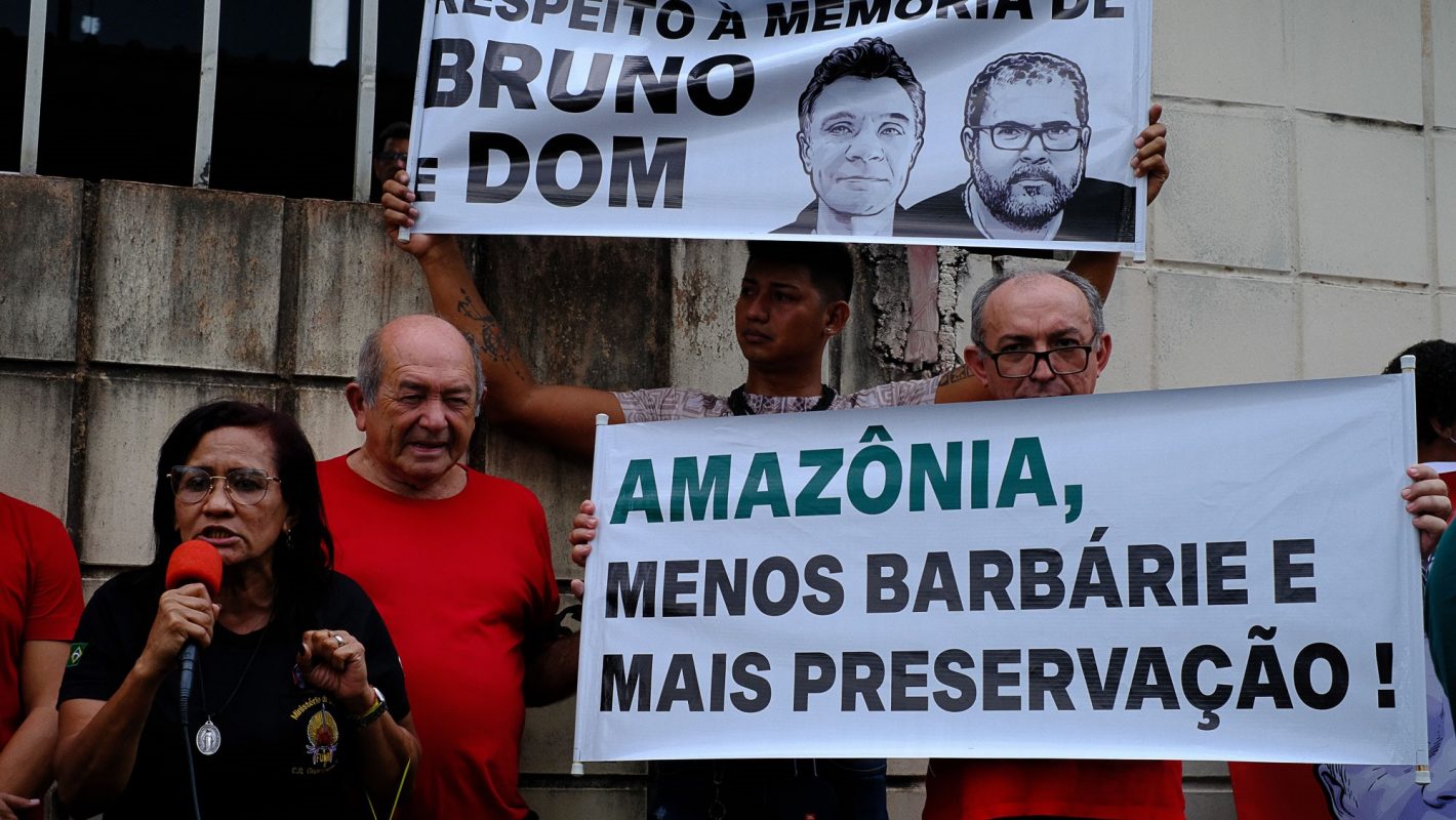 Manifestação em frente a sede da Funai em Manaus após a o assassinato de Bruno Pereira e Dom Phillips: pesquisa mostra que, para 65%, governo não age contra o crime na Amazônia (Foto: Alberto César Araújo/Amazônia Real)