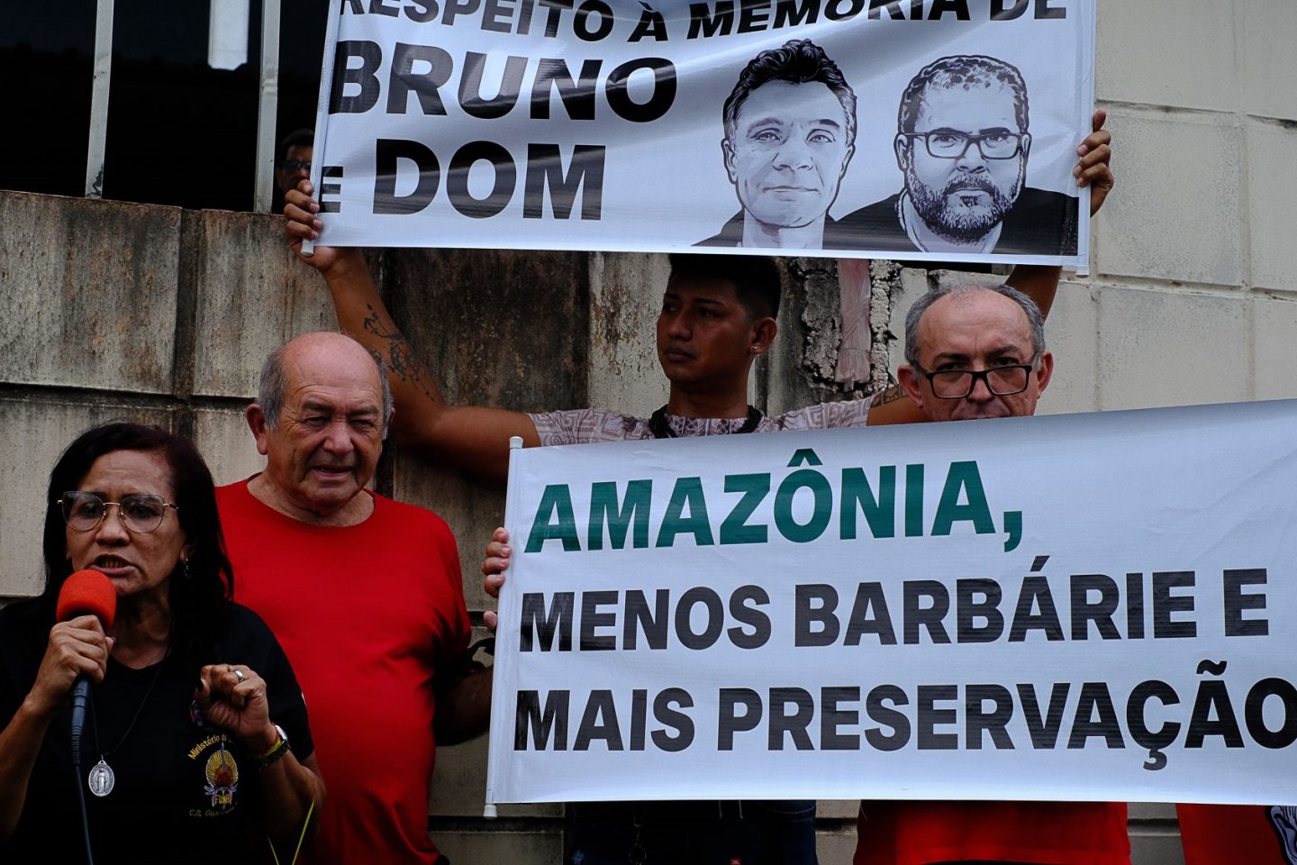 Manifestação em frente a sede da Funai em Manaus após a o assassinato de Bruno Pereira e Dom Phillips: pesquisa mostra que, para 65%, governo não age contra o crime na Amazônia (Foto: Alberto César Araújo/Amazônia Real)
