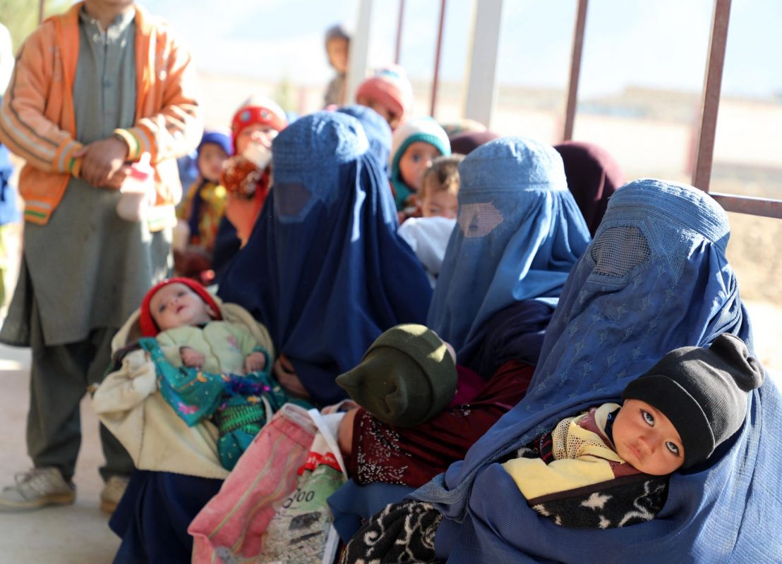 Mulheres levam filhos desnutridos a hospital em Cabul: com Talibã no poder, fome atingiu mais 5 milhões de pessoas no Afeganistão (Foto: Sayed Khodaiberdi Sadat / Anadolu Agency / AFP - 02/02/2022)