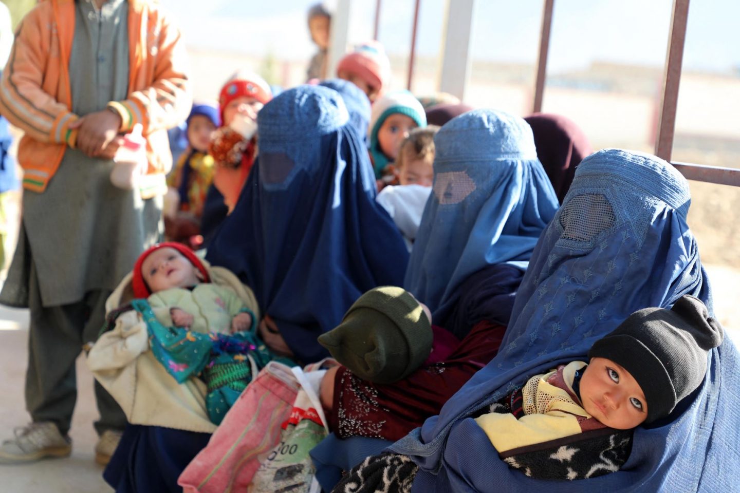 Mulheres levam filhos desnutridos a hospital em Cabul: com Talibã no poder, fome atingiu mais 5 milhões de pessoas no Afeganistão (Foto: Sayed Khodaiberdi Sadat / Anadolu Agency / AFP - 02/02/2022)