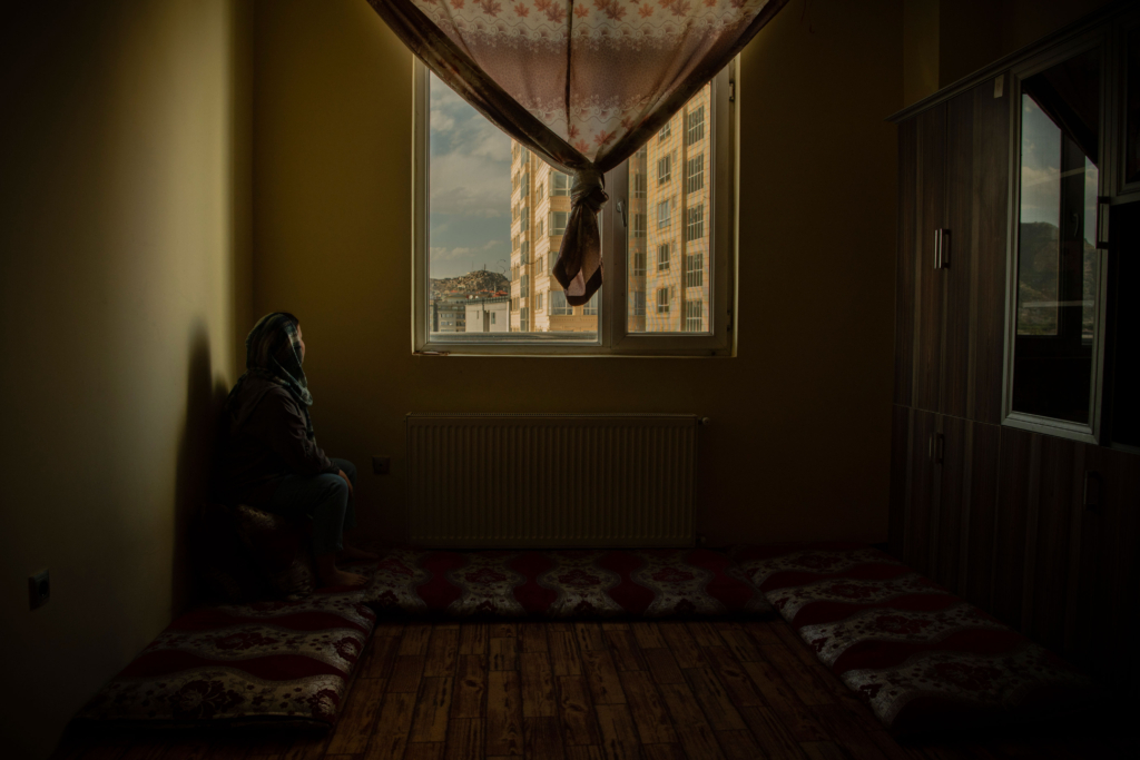 Mulher afegâ em Cabul: cotidiano de violência e restrição de direitos (Foto: Kyana Hayeri / Anistia Internacional)