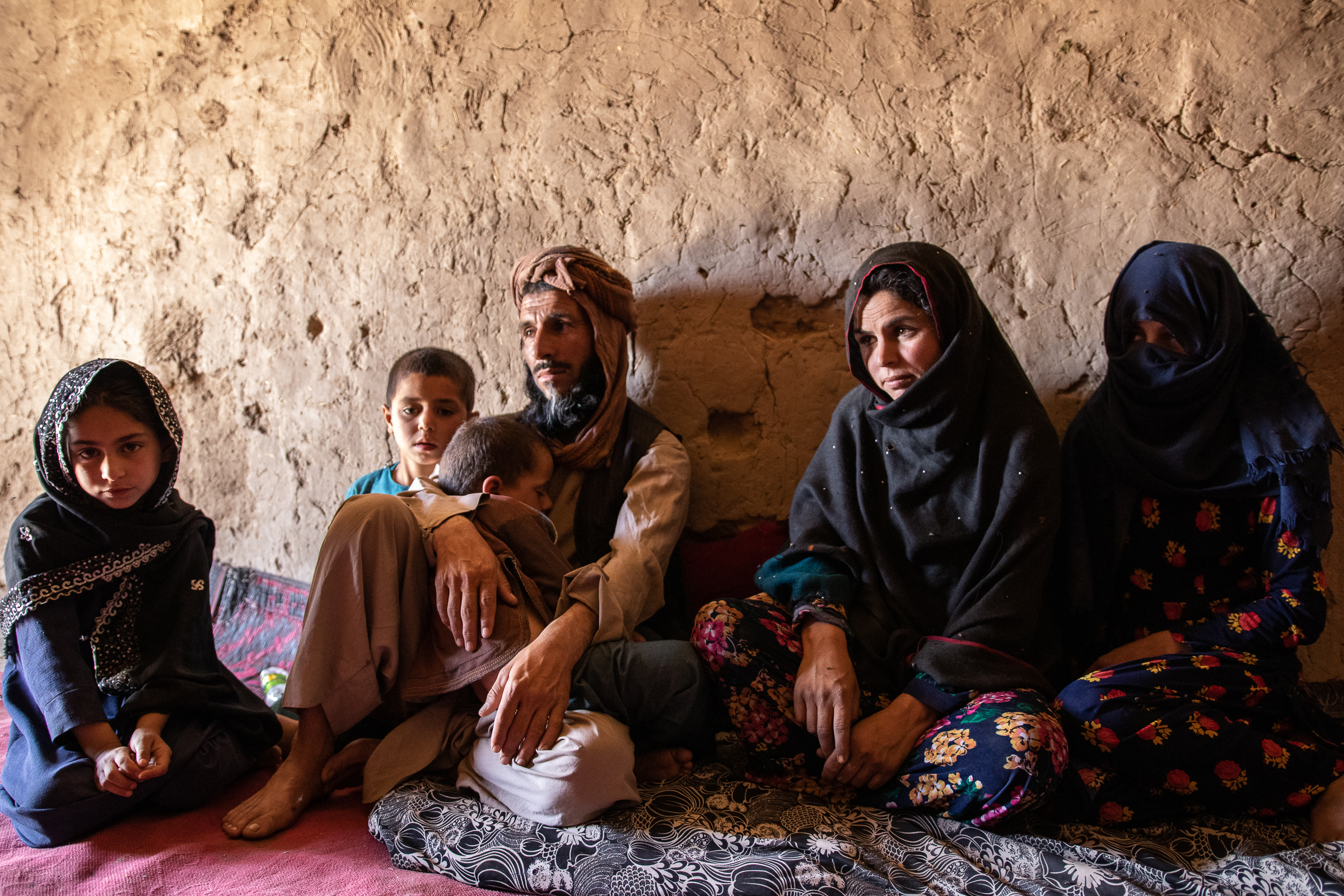A adolescente Parishad (à direita) com seus pais e irmãos pequenos na casa sem banheiro e cozinha no norte do Afeganistão: fome e saudade da escola (Foto: Aashiqullah Mandozai / Save the Children)