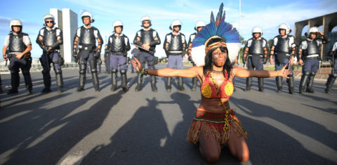 Polícia de Brasília em protesto de indígenas: brutalidade marca assassinatos de indígenas em 2021, aponta relatório do Cimi (Foto: José Cruz/Agência Brasil - 27/04/2017)