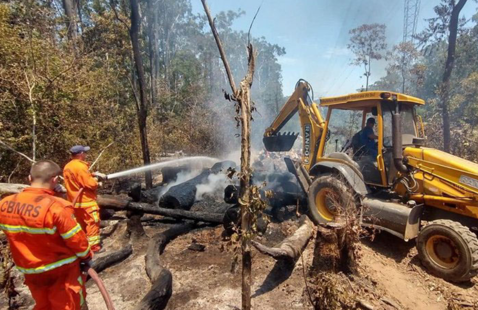 Bombeiros gaúchos combatem fogo no Pampa: bioma registrou aumento de 3372% na área queimada em 2022, de acordo com Monitor do Fogo (Foto: CBMRS)