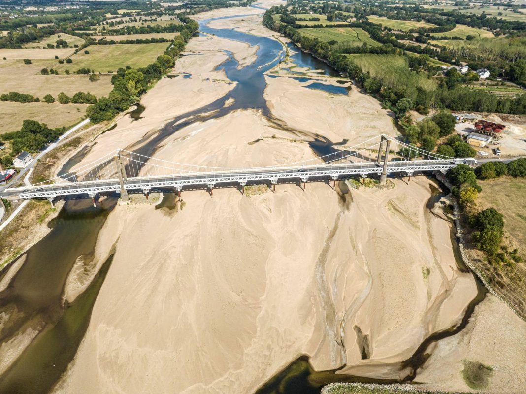 O Rio Loire, o maior da França, com mais areia do que água no seu leito: alta temperatura e mudança no padrões climáticos secam rios e ameaçam abastecimento de água (Foto: Jean-Michel Delage / Hans Lucas / AFP - 18/08/2022)