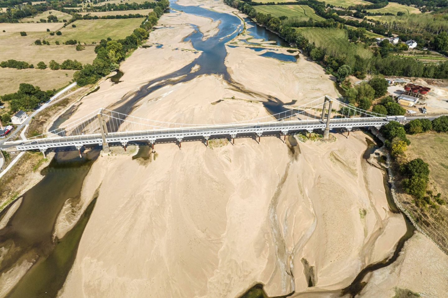 O Rio Loire, o maior da França, com mais areia do que água no seu leito: alta temperatura e mudança no padrões climáticos secam rios e ameaçam abastecimento de água (Foto: Jean-Michel Delage / Hans Lucas / AFP - 18/08/2022)