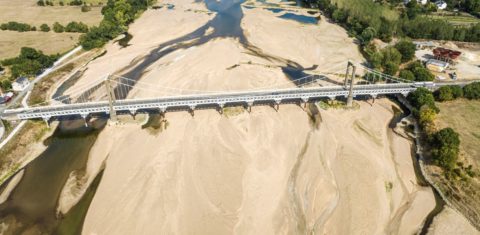 O Rio Loire, o maior da França, com mais areia do que água no seu leito: alta temperatura e mudança no padrões climáticos secam rios e ameaçam abastecimento de água (Foto: Jean-Michel Delage / Hans Lucas / AFP - 18/08/2022)