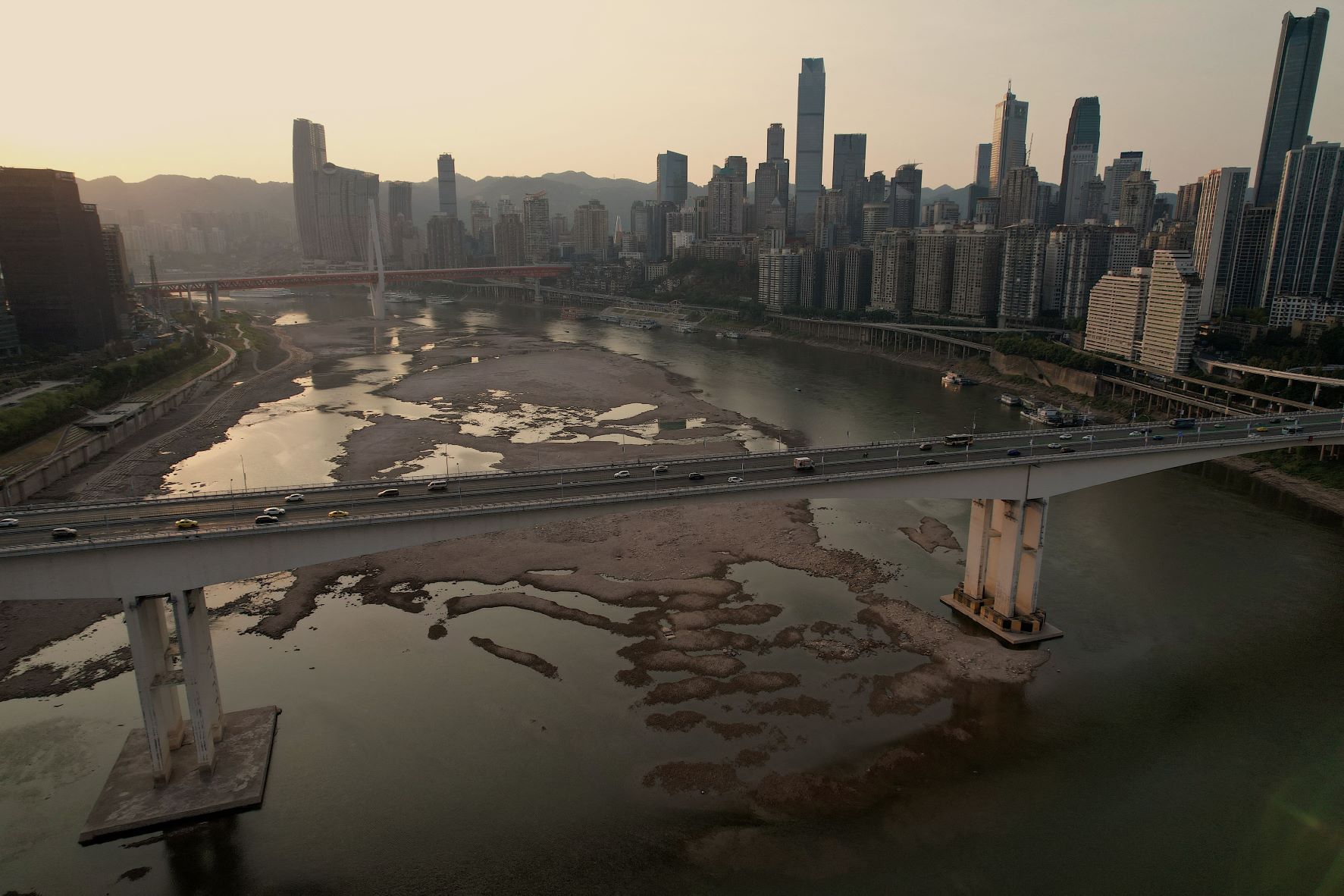 Afluente do Yangtsé, o maior rio da Ásia, quase seco em Chongqing, no sudoeste da China: 2,46 milhões de pessoas e 2,2 milhões de hectares de terras agrícolas afetadas pela seca na bacia do Yangtzé (Foto: Noel Celis / AFP - 25/08/2022)