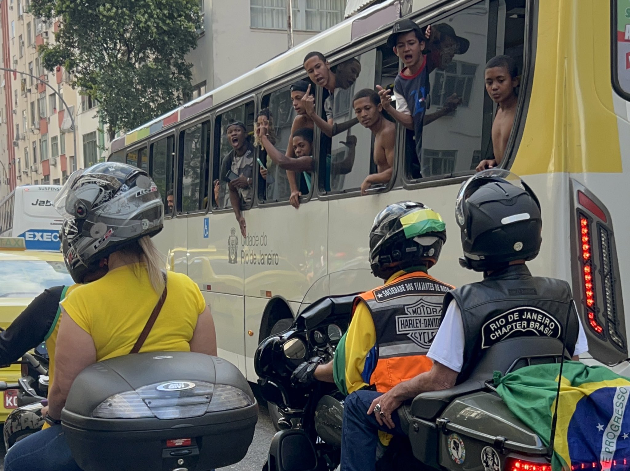Passageiros de ônibus vaiam apoiadores do presidente Jair Bolsonaro, em Copacabana (Lola Ferreira / UOL - Foto especialmente cedida para a coluna)