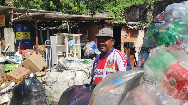 Luiz Bernardo recolhe lixo de aterro irregular e vende para reciclagem (Foto: Luize Sampaio / Casa Fluminense)